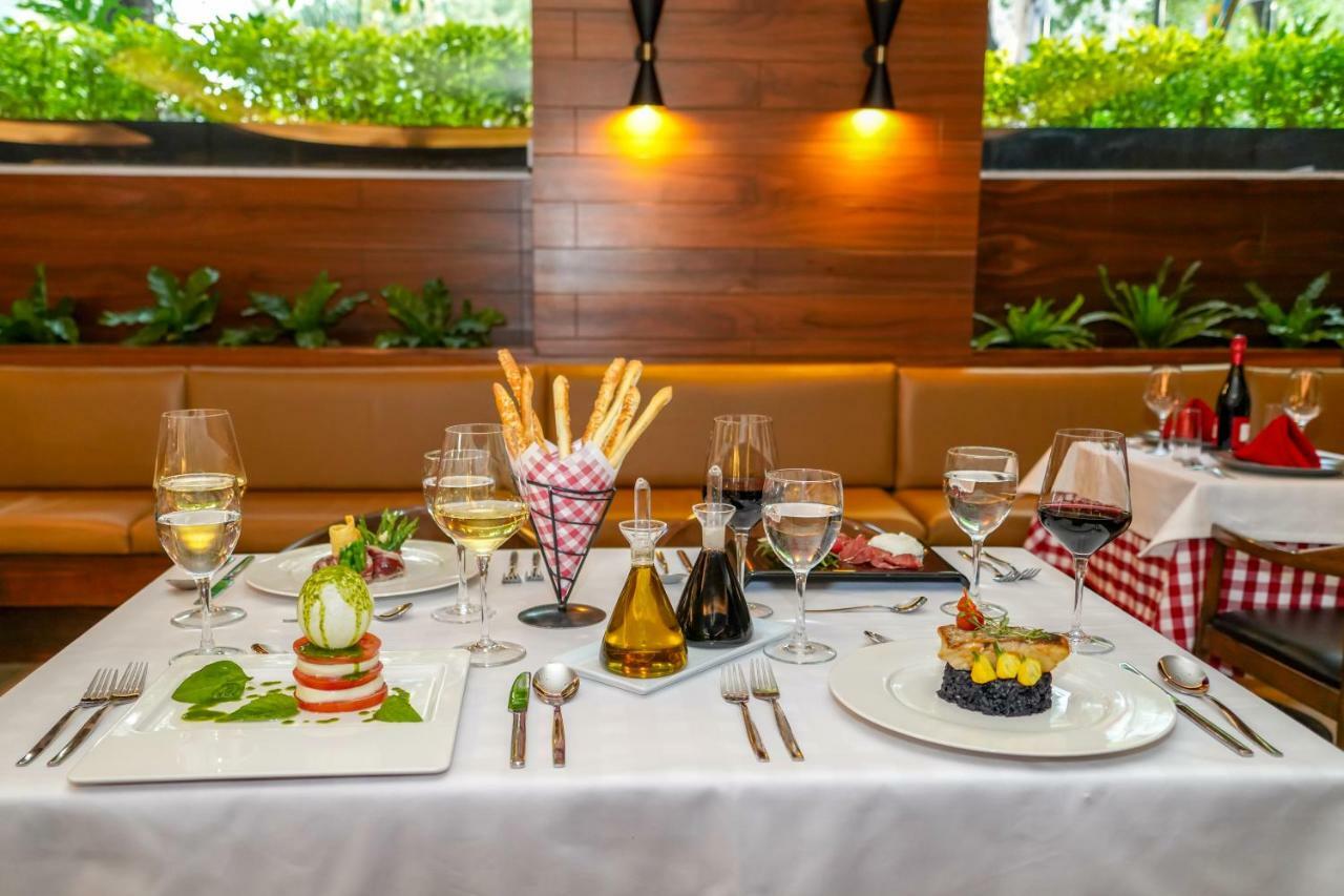 Barcelo Mexico Reforma Hotel Exterior photo A table set for a meal